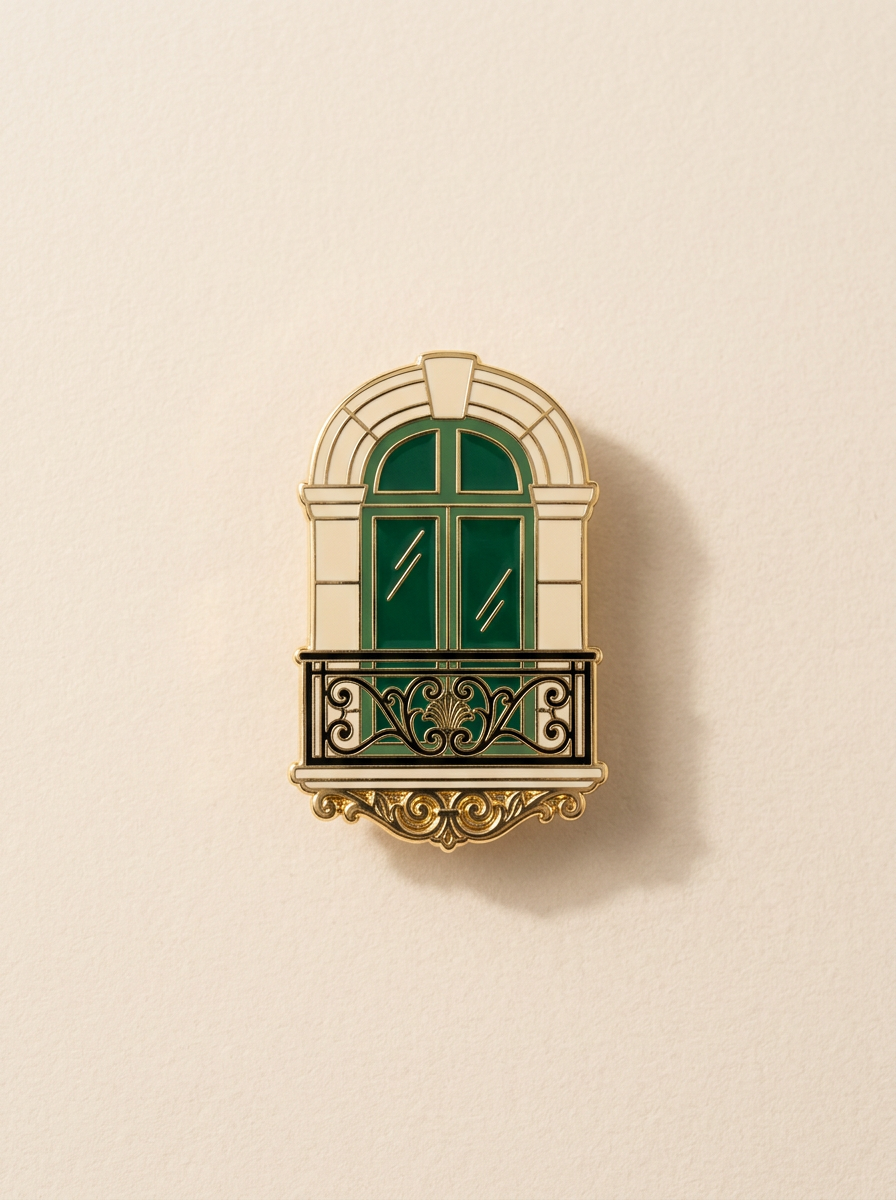 Pin émaillé d'une fenêtre parisienne verte avec un balcon en fer forgé