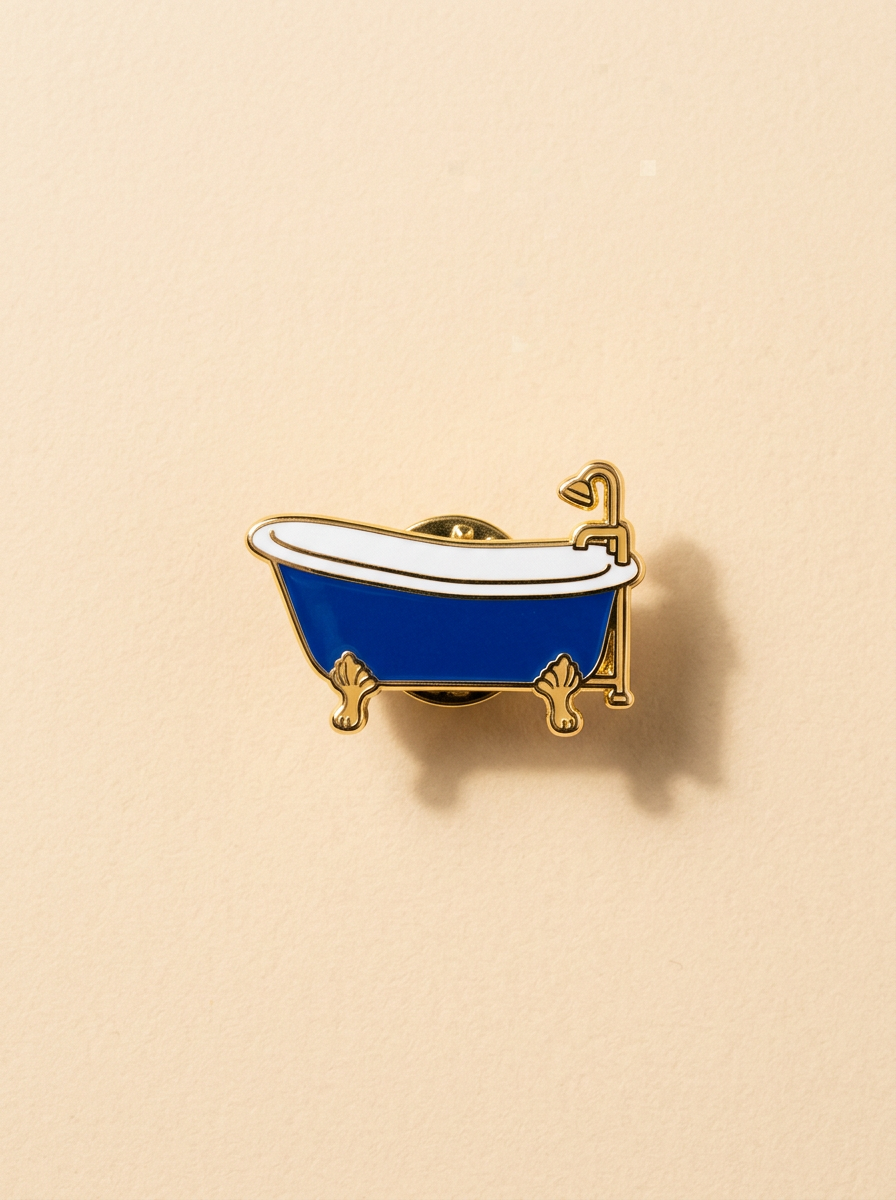 Pin émaillé en forme de baignoire bleue sur pattes dorées