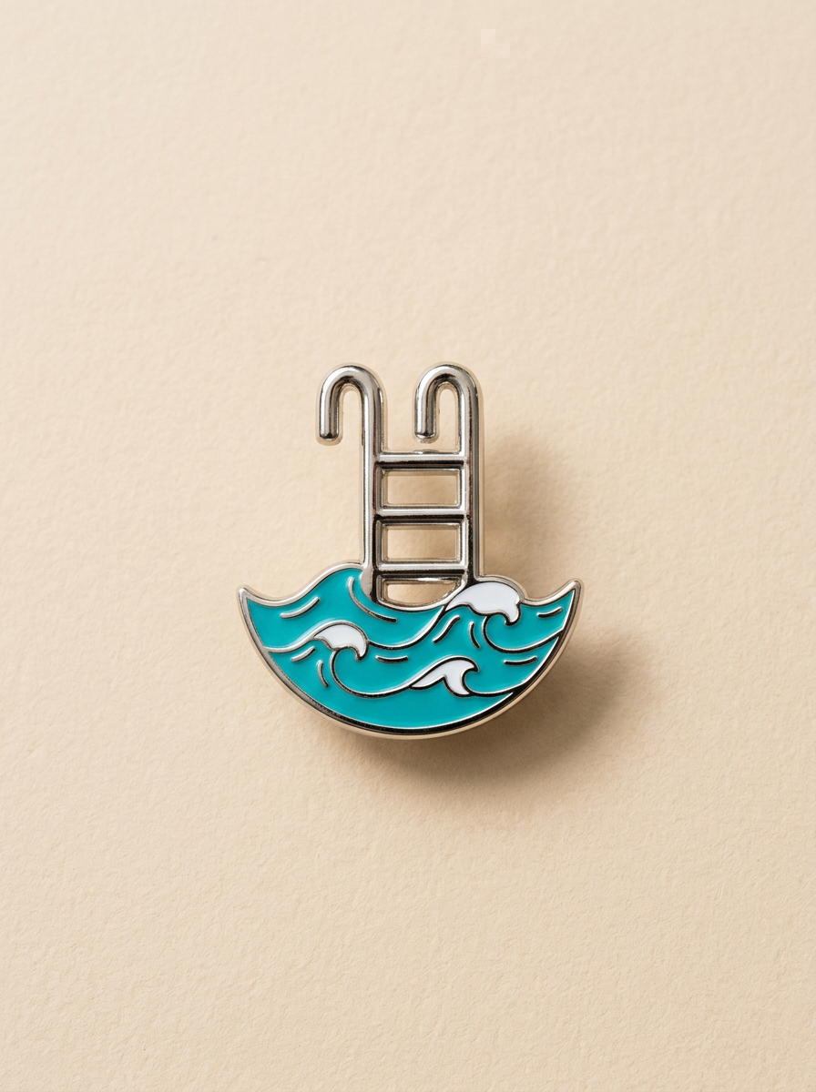 Pin émaillé d'une échelle de piscine argentée s'élevant de vagues turquoise
